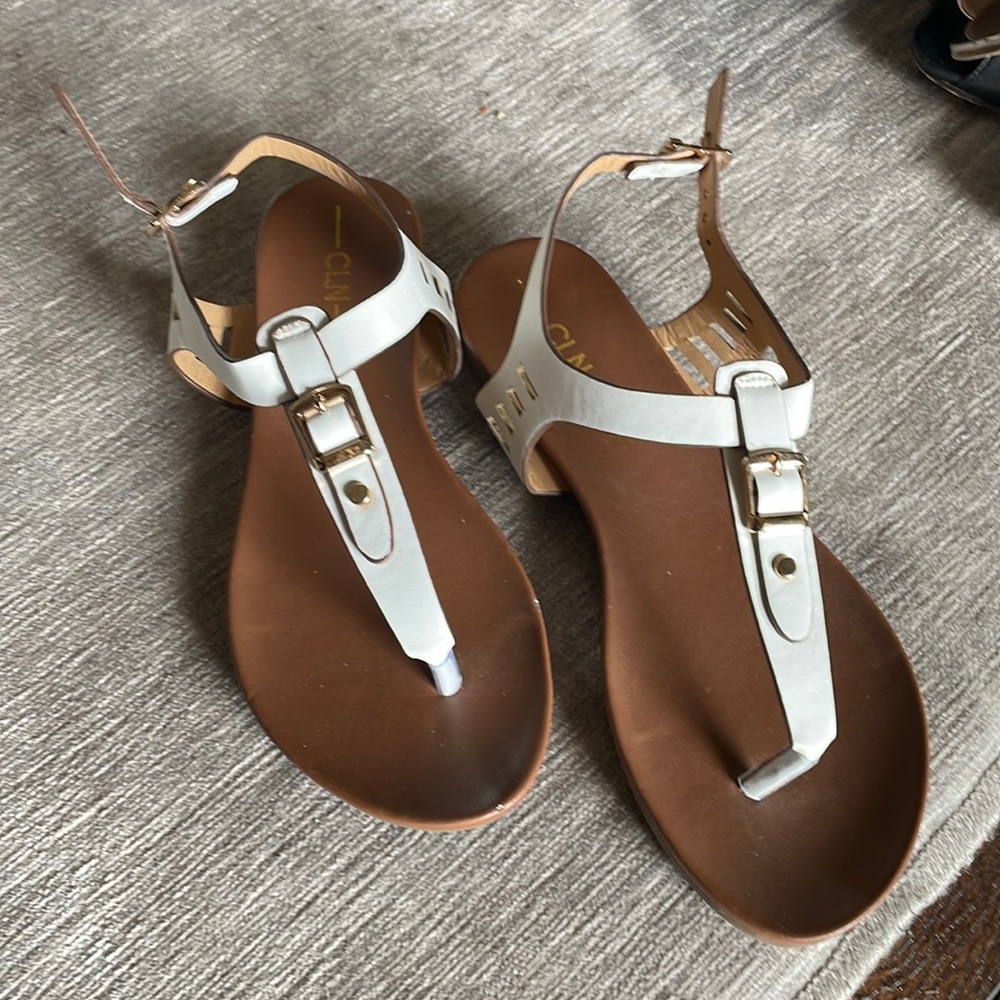 Flat beautiful sandal great for summer